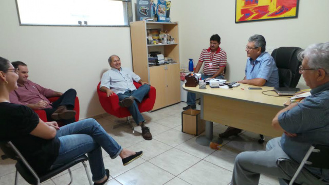 Em reunião emocionante, Ademir da Triaço confirma apoio e consolida campanha de Rógerson e Ana à ACITL As lembranças de Ademir e José Paulo sobre a recriação da Associação Comercial provocou lágrimas e risos aos presentes na reunião (Foto: Patrícia Miranda)