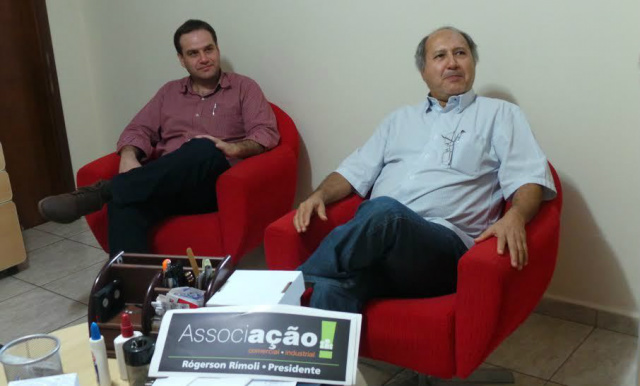 Em reunião emocionante, Ademir da Triaço confirma apoio e consolida campanha de Rógerson e Ana à ACITL Rógerson, atento, ouve a narrativa do experiente Ademir da Triaço sobre a história da entidade (Foto: Patrícia Miranda)