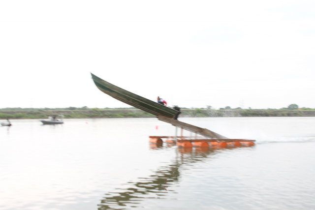 O piloto que é morador do bairro, “Alfredo Maluquinho” saltou com seu barco mais de 12 metros, ao passar em alta velocidade sobre uma rampa de 3 metros de altura (Foto: Rodolfo Gomes)