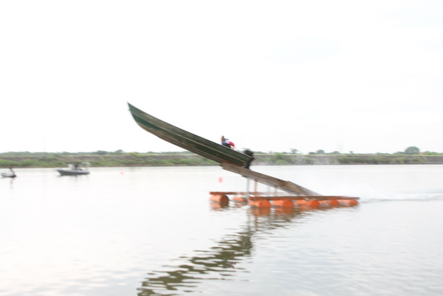 Em Três Lagoas competição de barcos vira atrativo na internet O piloto que é morador do bairro, “Alfredo Maluquinho” saltou com seu barco mais de 12 metros, ao passar em alta velocidade sobre uma rampa de 3 metros de altura (Foto: Rodolfo Gomes)