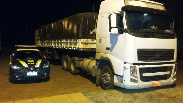 PRF apreende carreta com 35 mil pacotes de cigarro contrabandeados O caminhão Volvo/FH 440, de Prudentópolis (PR), era conduzido por um homem de 53 anos, que informou ter pego a caga em Ivinhema (MS),com destino à Uberada (MG).