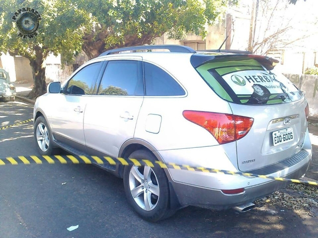 A Hundai Santa Fé, que foi abandonada pelos quadrilheiros, foi encontrada pela PM de Castilho (Foto: Paparazzi News)