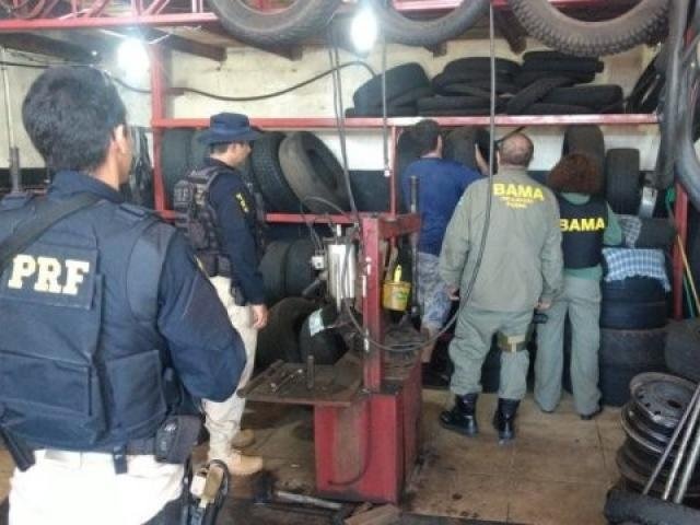 Operação apreendeu mais 3.8 mil pneus importados em MS Policiais rodoviários federais e agentes do Ibama avaliando pneus (Foto: Divulgação/ Ibama)