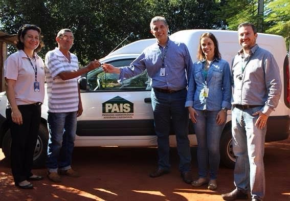 Eldorado repassa veículo para Pontal do Faia Na foto, da esquerda para a direita: Cláudia Matos (Sebrae), Jair Pinto (Presidente Associação de Produtores), Elcio Trajano Jr. (diretor de RH e Sustentabilidade), Luciana Oliveira (Analista de Certificação), Fábio de Paula (coordenador de Sustentabilidade).