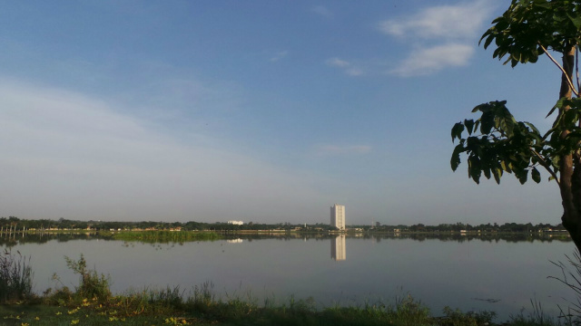 Quarta-feira será ensolarada e de muito calor em Três Lagoas Imagem registrada da orla da Lagoa Maior pelo repórter Ricardo Ojeda. Nas primeiras horas do dia, os termômetros registraram 25°C.