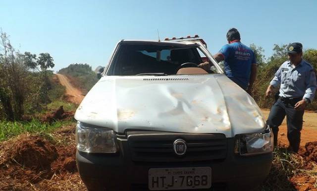 Carro capota na MS 276 em Nova Andradina O carro ficou parcialmente destruído (Foto : Emerson Dantas/Jornal da Nova)