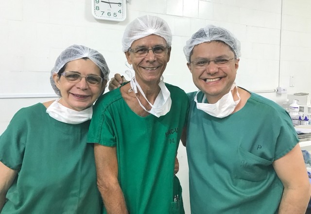 Médicos Zenilda Bruno, Edmar Maciel e Leonardo Bezerra na primeira cirurgia de construção vaginal na Maternidade-Escola (Foto: Leonardo Bezerra/Arquivo pessoal)