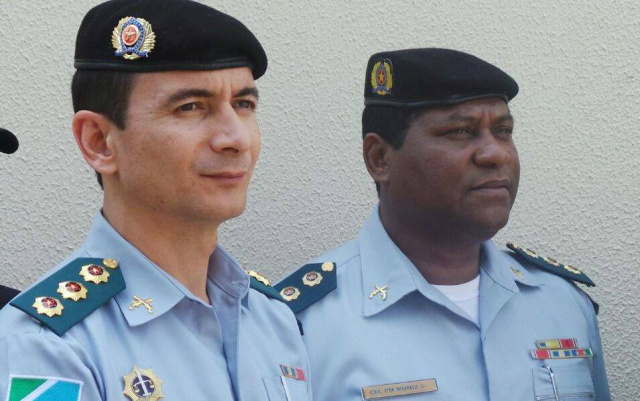 Policiamento de Área de Três Lagoas tem novo comandante Edmilson Lopes da Cunha e Holivaldo de Jesus Muniz, atual e antigo comandante de Policiamento de Área II (CPA II) de Três Lagoas, respectivamente. (Foto: Ricardo Ojeda).