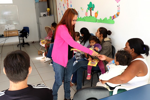 Mães do CRAS Ana Maria Moreira de Três Lagoas recebem equipe da Saúde Agentes de Endemias do Setor de Promoção da Saúde orientaram sobre a prevenção de vetores e de animais peçonhentos (Foto/Assessoria)