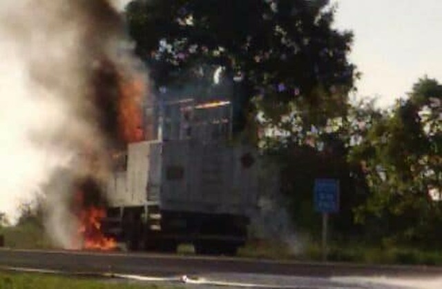 Caminhão da Eldorado pega fogo na BR-158 Foto enviada pelo internauta, leitor do Perfil News, Wagner Cristovão, produtor rural, no momento do incêndio, quando passava pelo local.