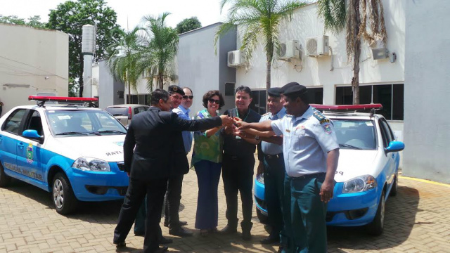 Prefeita Marcia Moura e representantes da Cargiil na entrega das chaves das novas viaturas ao 2° Batalhão de Polícia Militar de Três Lagoas. (Foto: Ricardo Ojeda).