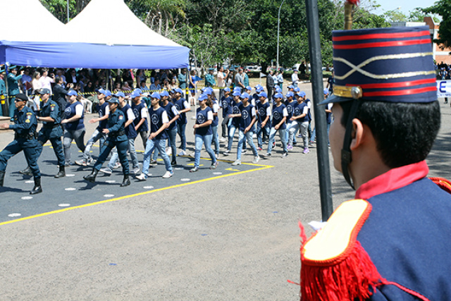 Governador destaca trabalho do efetivo e investimentos no combate a criminalidade Integrantes de projetos sociais conduzidos pela PMMS também participaram do desfile, durante a solenidade (Foto: Divulgação)