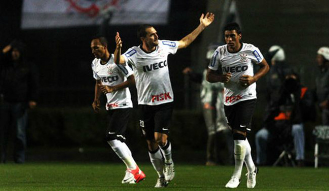 Danilo comemora o gol do Corinthians (Foto: Eduardo Viana)