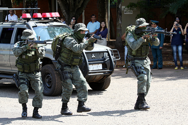Governador destaca trabalho do efetivo e investimentos no combate a criminalidade Após a solenidade de entrega das medalhas, equipes da PM, como a Tropa de Choque, se apresentaram ao público (Foto: Divulgação)