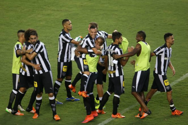 Jogadores do Botafogo comemoram (Foto: Gazeta Esportiva )