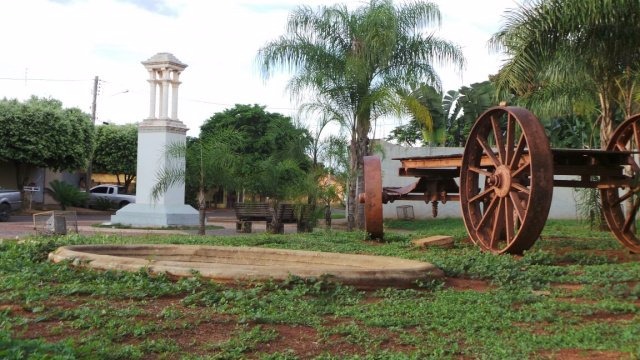 Obelisco marca a memória da feira do gado no ciclo de vacarias em Três Lagoas (Foto: Arquivo/Perfil News)