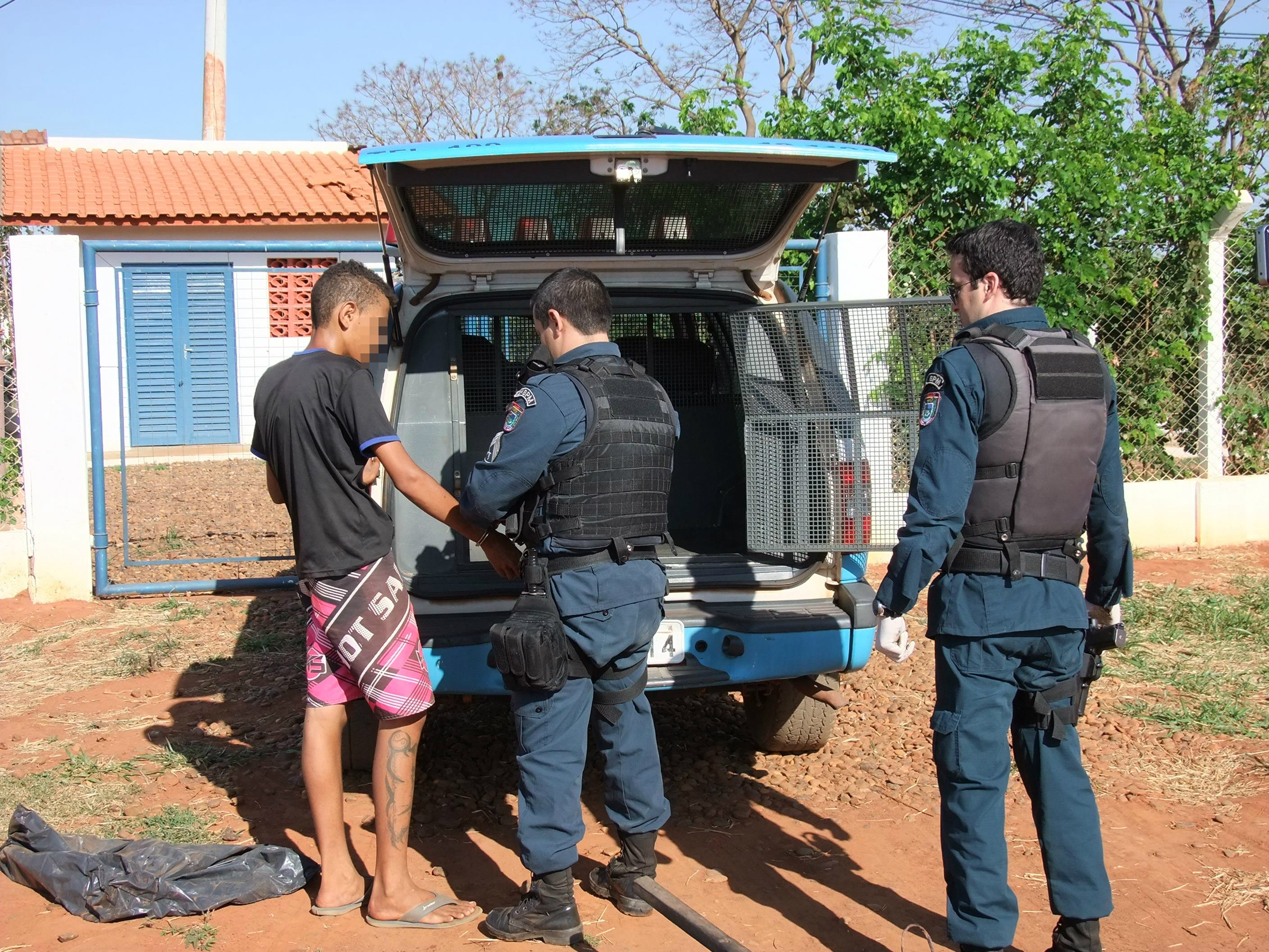 O menor, que já tem passagem por tráfico de drogas, foi encaminhado para a Depac (Fotos: Rodolfo Gomes)