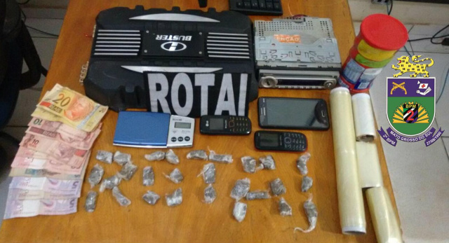 2º BPM prende jovem de 23 anos por tráfico de drogas em Três Lagoas Objetos apreendidos pela Polícia Militar, que estava em posse do jovem de 23 anos. (Foto: Assessoria)