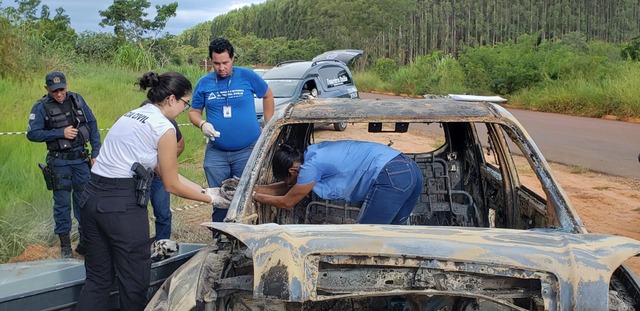 Polícia corre para identificar pessoa carbonizada na Tucson Agente funerária entrou no carro para retirar fragmentos de osso para o exame de DNA e sepultamento. Foto: Ricardo Ojeda.