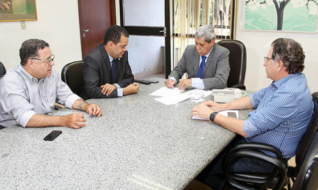 Puccinelli garante mais dez patrulhas mecanizadas para a agricultura O Estado e a Sudeco já entregaram 28 patrulhas mecanizadas previstas no convênio - as últimas sete unidades em fevereiro deste ano -, e com o aditivo os investimentos somarão R$ 3,975 milhões (Foto: Rachid Waqued)