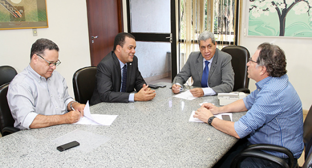 Puccinelli garante mais dez patrulhas mecanizadas para a agricultura A compra será licitada de imediato e disponibilizada aos beneficiados após o processo eleitoral (Foto: Rachid Waqued)