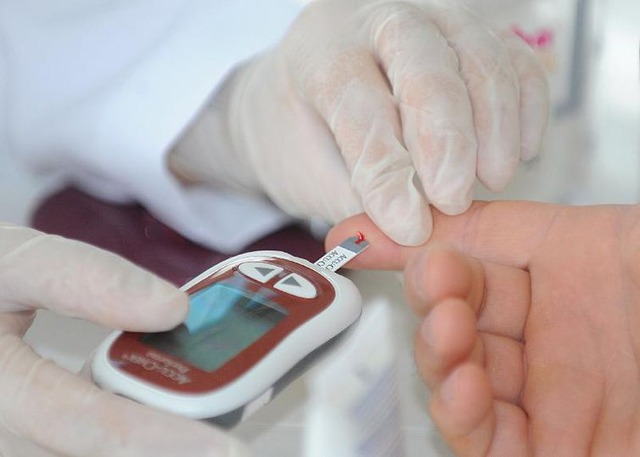 Associação lança projeto para conscientizar população sobre diabetes 2 Teste que mede a quantidade de glicose no sangue permite diagnosticar a doença - Arquivo/Agência Brasil