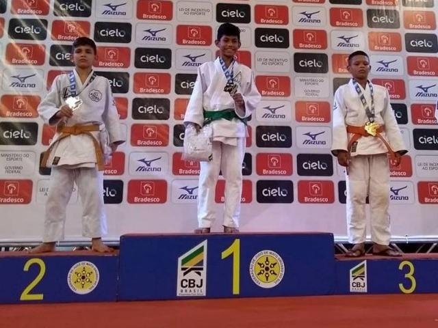 Marcos Paulo, no centro do pódio, foi campeão brasileiro em casa (Foto: Arquivo pessoal)