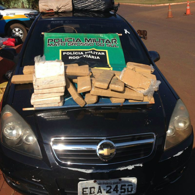 PMR recupera Vectra roubado e apreende maconha, cocaína e pasta base Em revista ao interior do veiculo foram encontrados 116 quilos de maconha, 10 quilos de cocaína e 10 de pasta base de cocaína (Foto: Divulgação/PM MS)