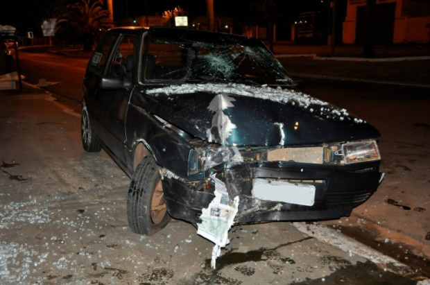 Fazendo sexo com o carro em movimento, jovem bate e quebra vitrine de loja Segundo o dono da loja, o prejuízo é estimado em R$ 5 mil (Foto: Nova News)