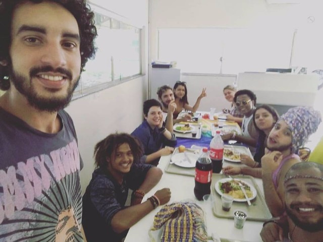 Alunos reunidos no restaurante universitário da UFMS. (Foto: Reprodução Facebook)