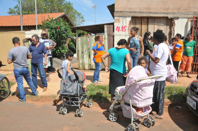 Clima era de comoção ontem em frente à casa de garoto assassinado (Foto: Gerson Oliveira/Correio do Estado) 