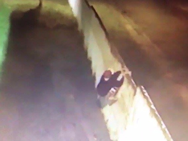 Adolescente acusado de esfaquear diretor de escola presta depoimento, em Naviraí Após o crime, o adolescente pulou o muro do colégio e fugiu