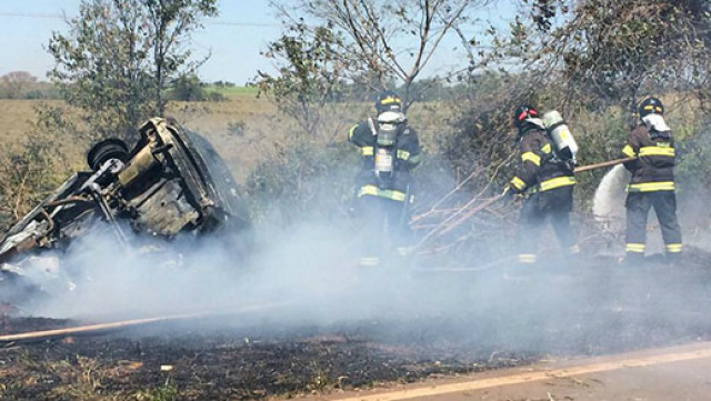 Mulher morre carbonizada em acidente em Ilha Solteira – SP Segundo o Corpo de Bombeiros, ainda não se sabe o que fez com que a motorista perdesse o controle da direção (Foto: Marcos Emanuel Alves Leandro/ Ilha de Notícias)