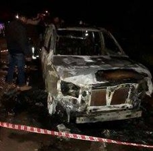 Vítimas foram encontras carbonizadas na carroceria de uma caminhonete. (Foto: Porã News)