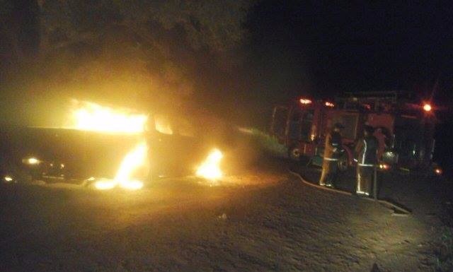 Vítimas foram encontras carbonizadas na carroceria de uma caminhonete. (Foto: Direto das Ruas)