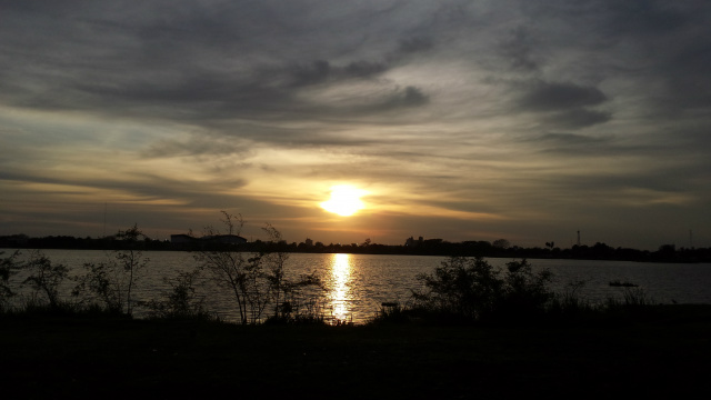 Nascer do sol nesta quinta-feira (05) visto da Lagoa Maior. (Foto: Ricardo Ojeda)