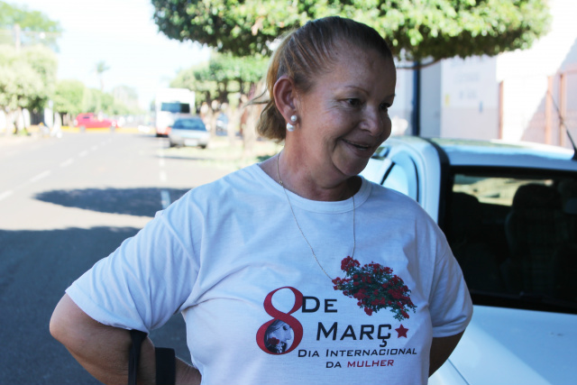 A reportagem do Perfil News, encontrou Selma Maria Lelles, que coincidentemente estava usando uma camiseta em homenagem ao Dia Internacional da Mulher, no momento da reportagem. (Foto: Lucas Gustavo)