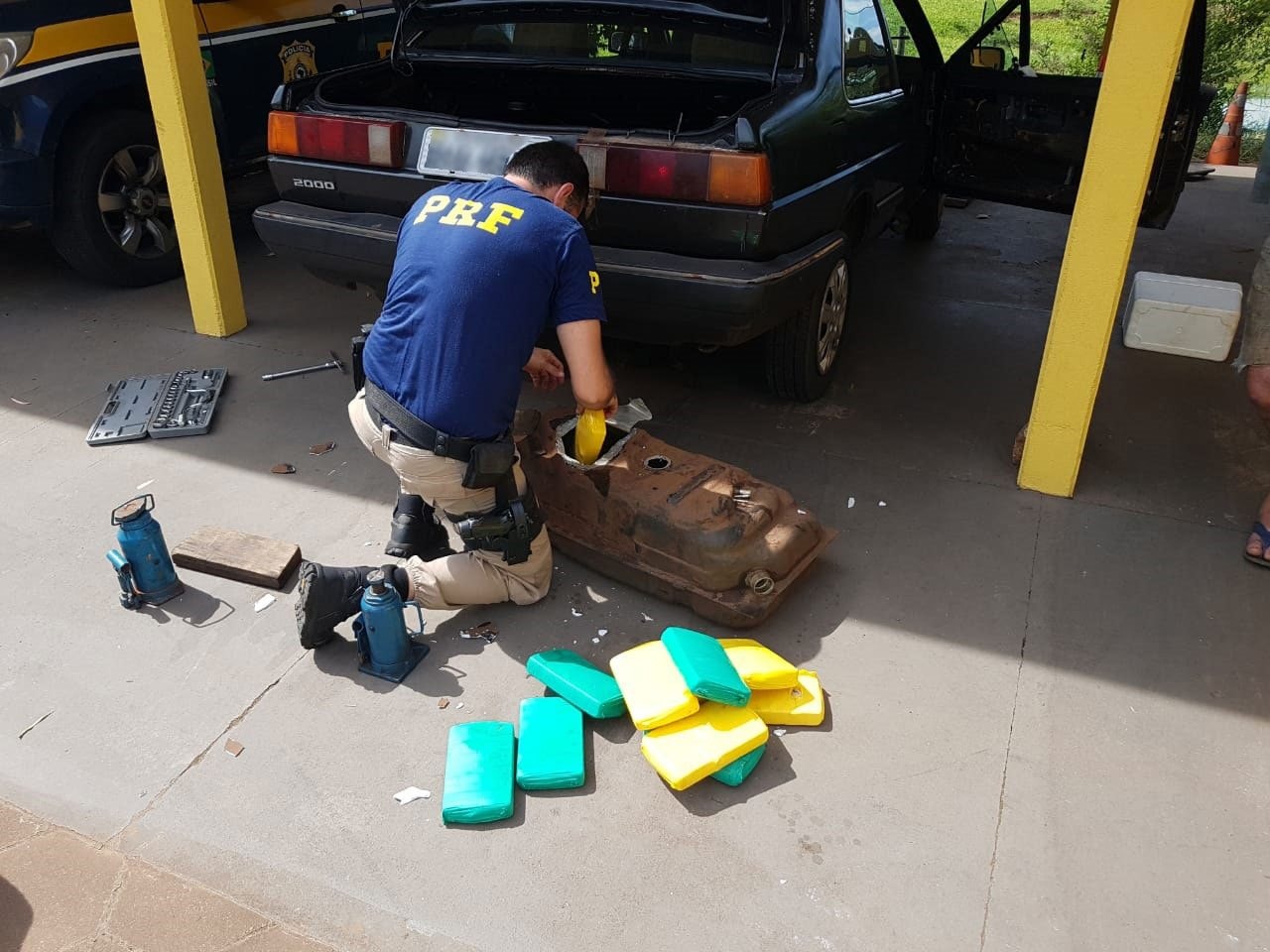 Droga foi encontrada dentro do tanque de combustível. Foto: Divulgação PRF