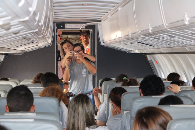 Parceria entre Prefeitura de Três Lagoas e empresa leva alunos da APAE para conhecer aeronave A superintendente do aeroporto, Sayuri Baez, também se sentiu impressionada com a felicidade das crianças durante a visita. (Foto: Assessoria)