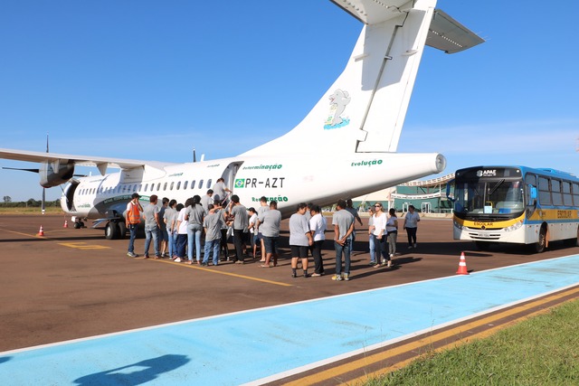 Parceria entre Prefeitura de Três Lagoas e empresa leva alunos da APAE para conhecer aeronave Na próxima semana, às 8h e às 14h mais duas turmas da APAE farão a visita ao aeroporto para conhecerem o avião e os procedimentos de segurança para a decolagem. (Foto: Assessoria)