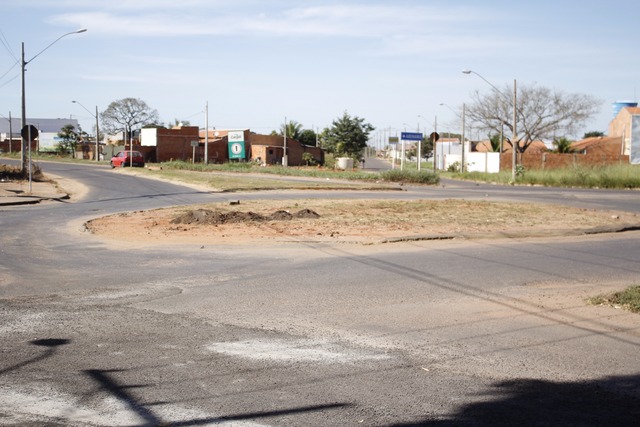 Mini-rotatória dará lugar a semáforo na saída para o Jupiá A atenção dada pelo Poder Executivo àquela via também proporcionará uma reforma no asfalto. Parte da pavimentação do trecho entre a Vila Alegre e o Jupiá. (Foto: Assessoria)