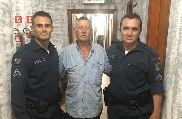 Policiais salvam idoso que passou mal e caiu na rodovia em Selvíria Idoso foi salvo por policiais em Selvíria. Foto: Divulgação