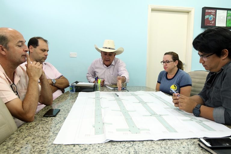 Prefeito recebeu empresários para discutir tópicos da revitalização da Avenida Clodoaldo Garcia. Foto: Divulgação