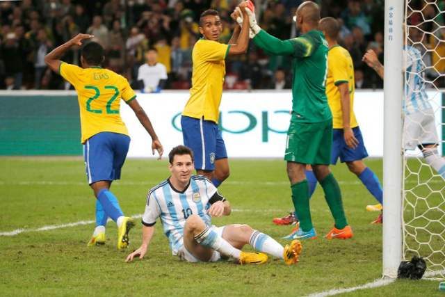 No ano passado, Jefferson defendeu pênalti de Messi em nova vitória brasileira sobre os principais rivais (Foto: AP)