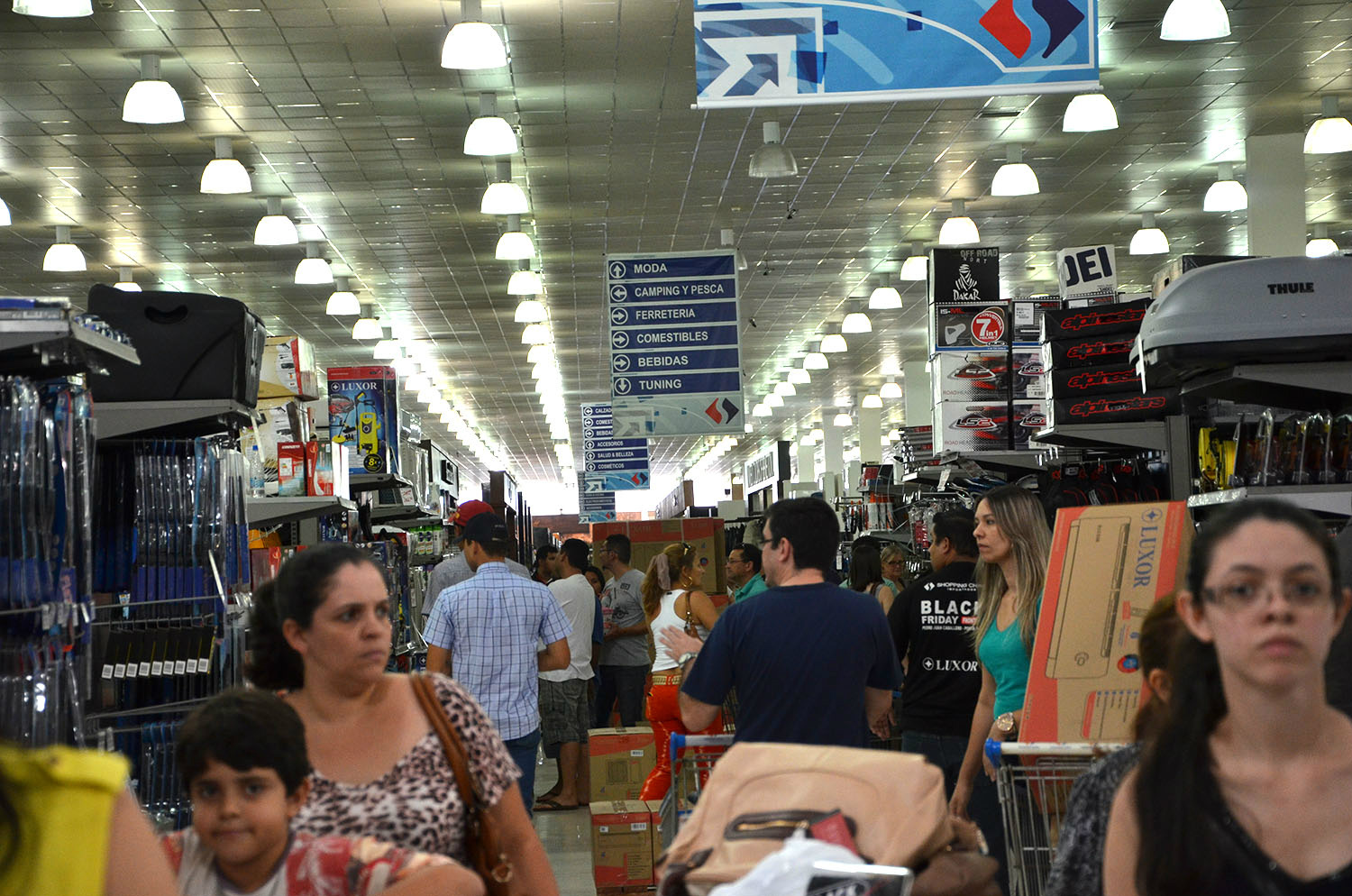 Já pela manhã, na abertura da loja, os turistas já esperavam para realizar suas compras (Foto: Divulgação)