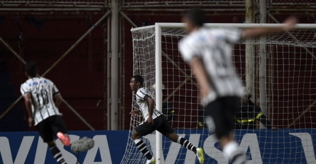 Após o golaço, Elias comemora ao seu estilo e é seguido por colegas do Timão (Foto: UOL Esporte)