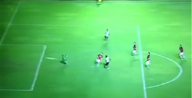 Corinthians é líder, após bater o San Lorenzo por 1 a 0, jogando no campo do adversário No meio de quatro adversários, Elias se desenvencilhou deles, tentou passar a bola para um companheiro ao lado, mas houve rebote que caiu novamente nos pés do artilheiro, que acabou chutando e marcando o gol (Foto: Torcedores.com)