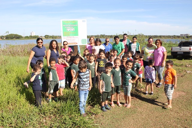 Ação instala lixeiras ecológicas ao redor da Lagoa Maior em alusão à Semana do Meio Ambiente A coordenadora do CEI “Diógenes de Lima”, Maria Aparecida Dias, levou crianças de 4 e 5 anos para ajudarem na instalação de uma placa de alerta. (Foto: Assessoria)