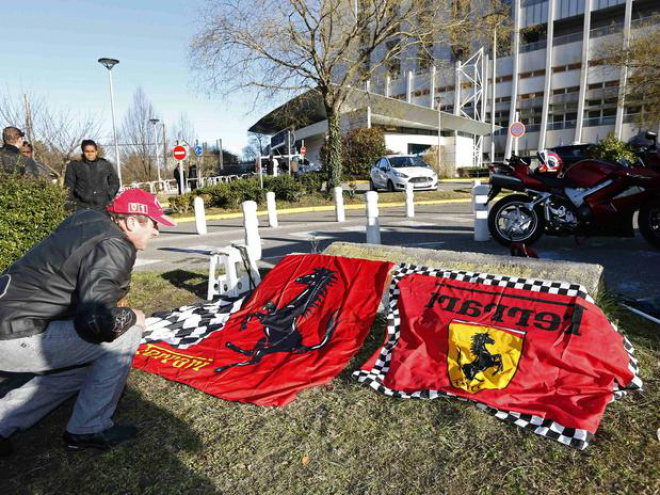 Na frente do hospital diversos fãs deixaram objetos para homenagear Schumacher (Foto: Reuters)