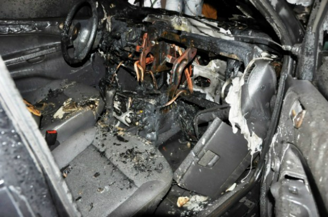 Carro da esposa de um policial é alvo de incêndio em Nova Andradina Testemunhas flagraram um vizinho do policial incendiando o veículo (Foto: Germino Roz/Nova News )